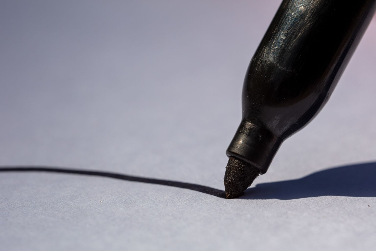 Pennarello indelebile in ufficio: 12 usi che ti salvano la giornata