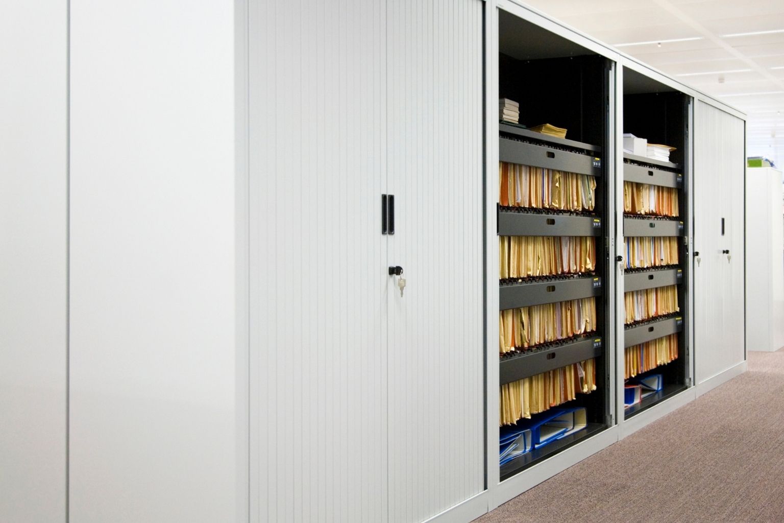 Armadi ufficio: meglio ante battenti o scorrevoli? - Loveoffice